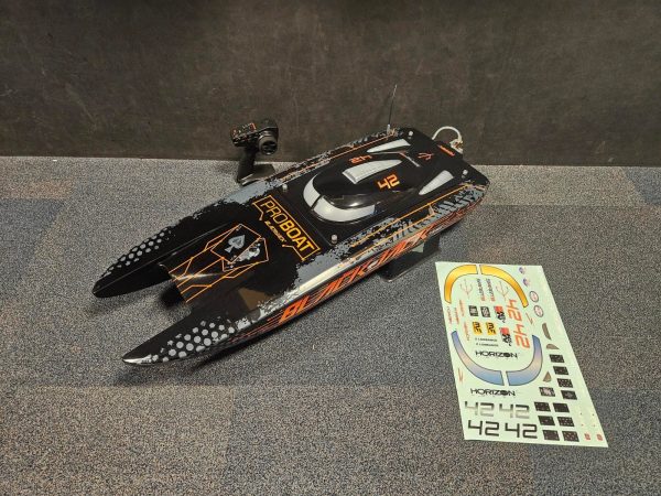 Tweedehands Proboat Blackjack 42 8S Brushless catamaran RTR - Zwart/Oranje.