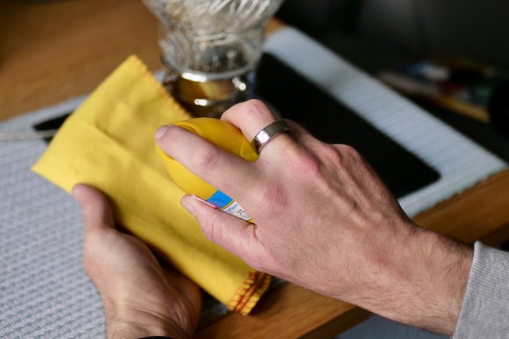 A person wearing the Oura Ring smart ring.
