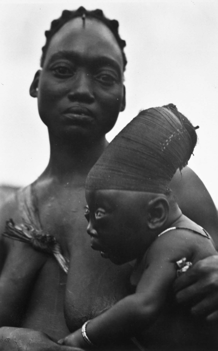 Mangbetu woman and child
