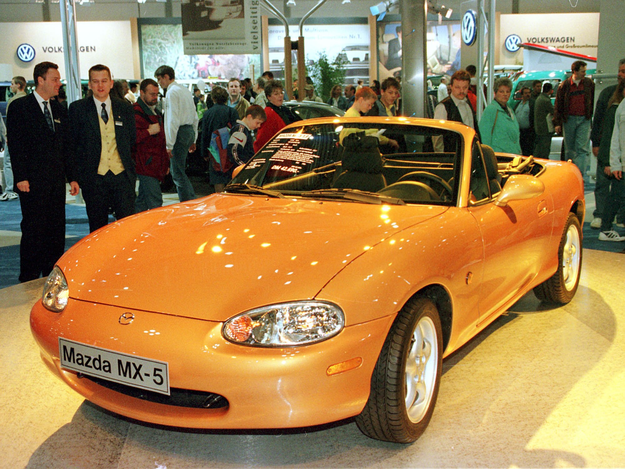 The new Japanese roadster MX-5 is shown by Mazda in Germany in 1998