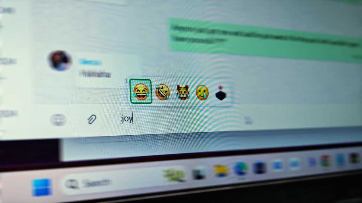 WhatsApp emoji hack colon