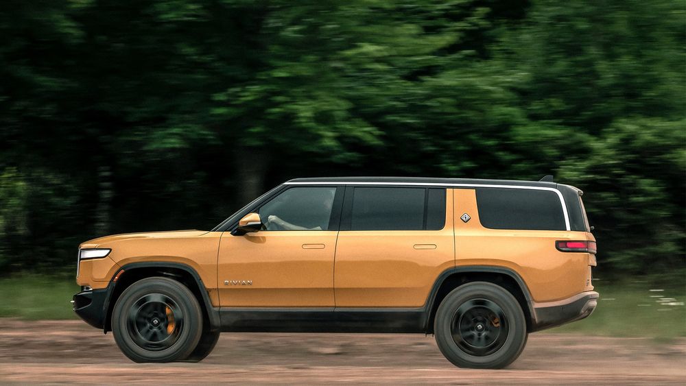2023 Rivian R1S motion side view 3