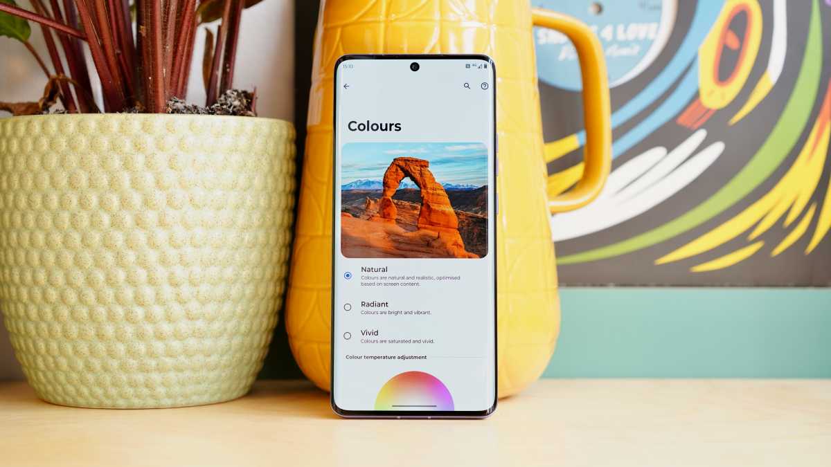 Motorola Edge 50 Pro screen colours