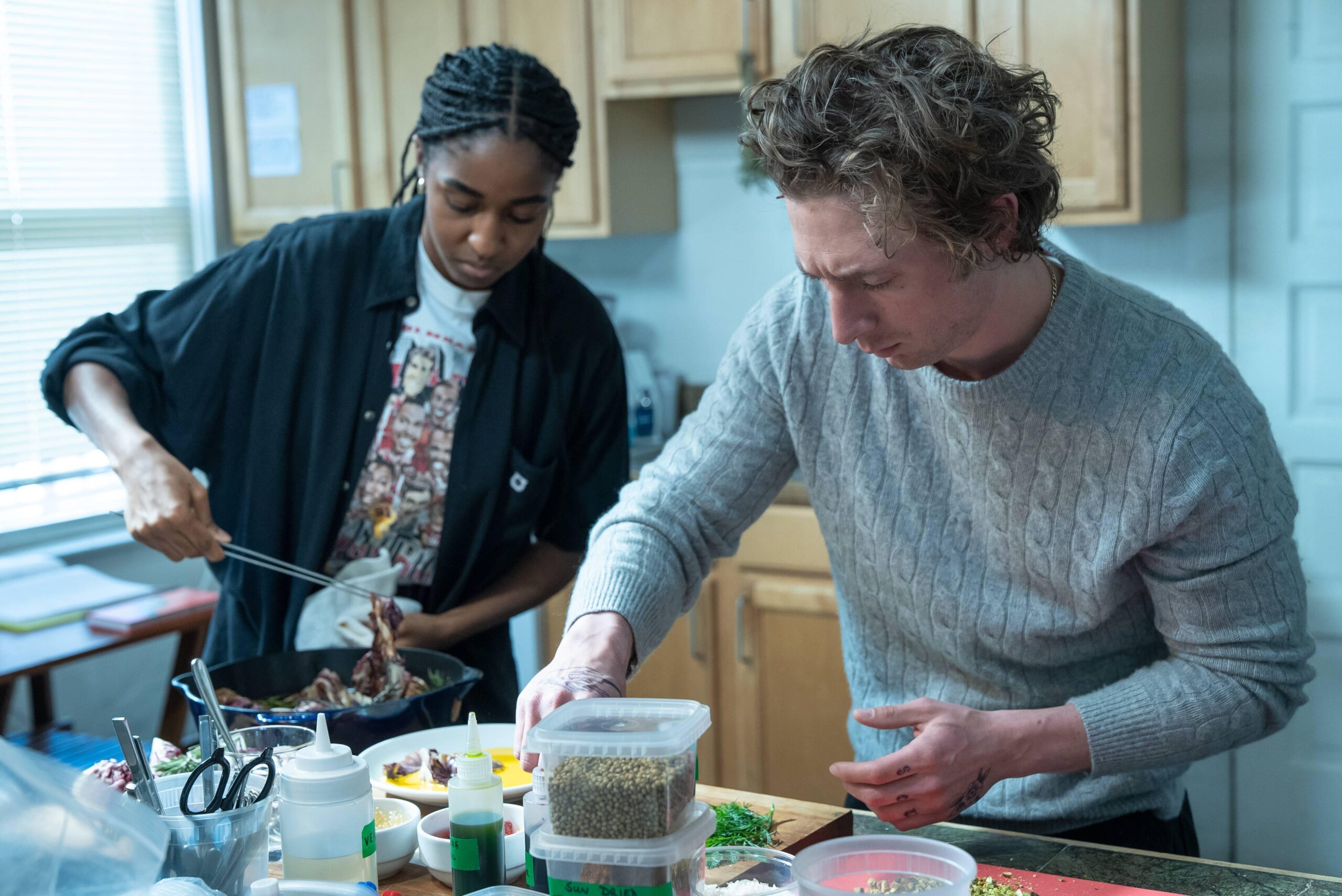 Carmy (Jeremy Allen White) and Sydney (Ayo Edebiri) cooking