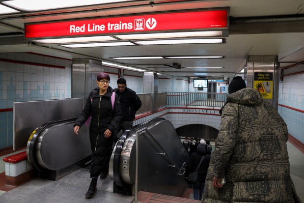 Riders walk to and from the Red Line stop at the Roosevelt CTA station in the Loop on Dec. 19, 2023. (Eileen T. Meslar/Chicago Tribune)