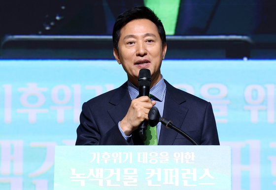 Seoul Mayor Oh Se-hoon speaks during a conference on constructing sustainable buildings to overcome the climate crisis held at City Hall on Thursday. [NEWS1] 