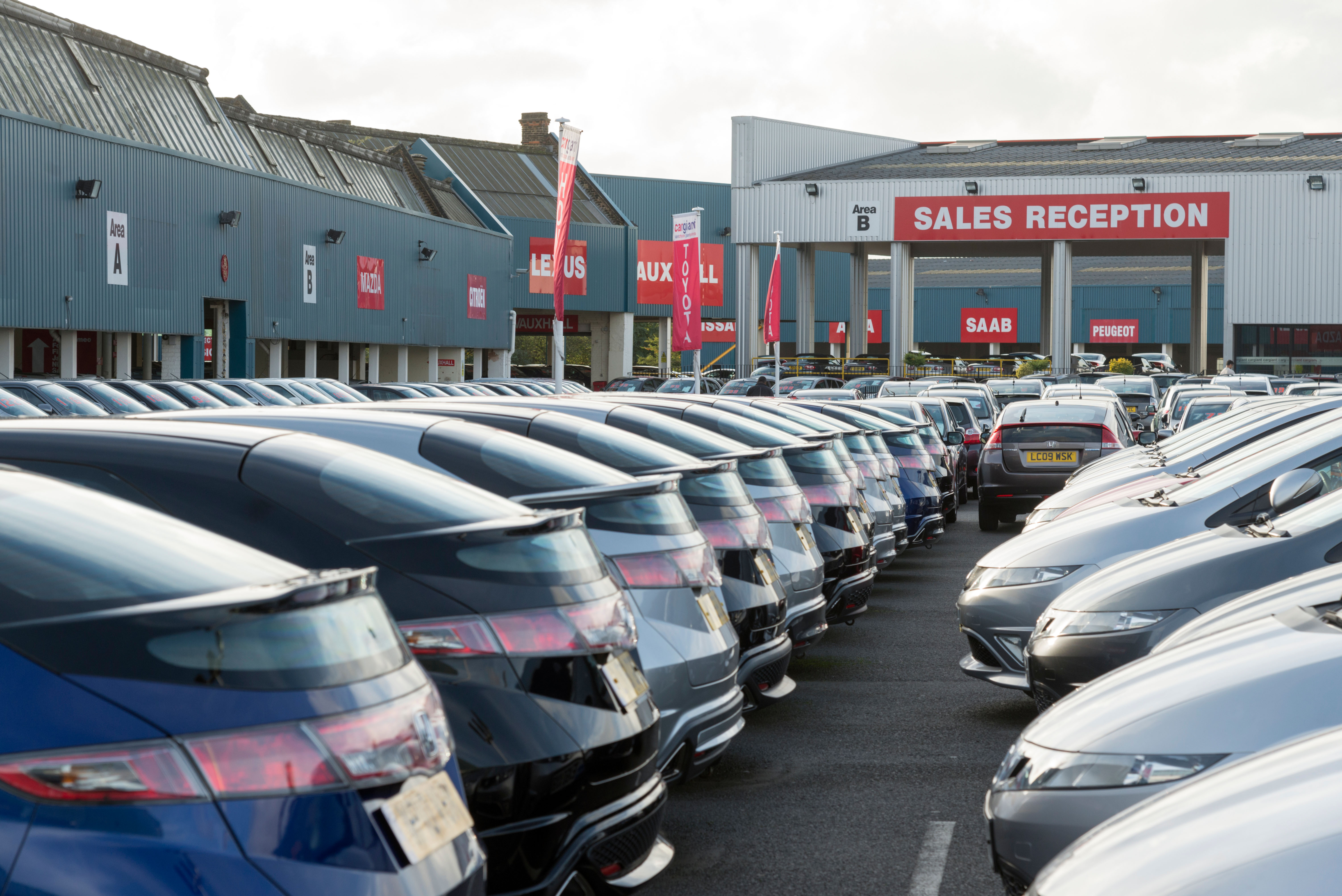 A car expert has revealed five red flags to look out for at a dealership