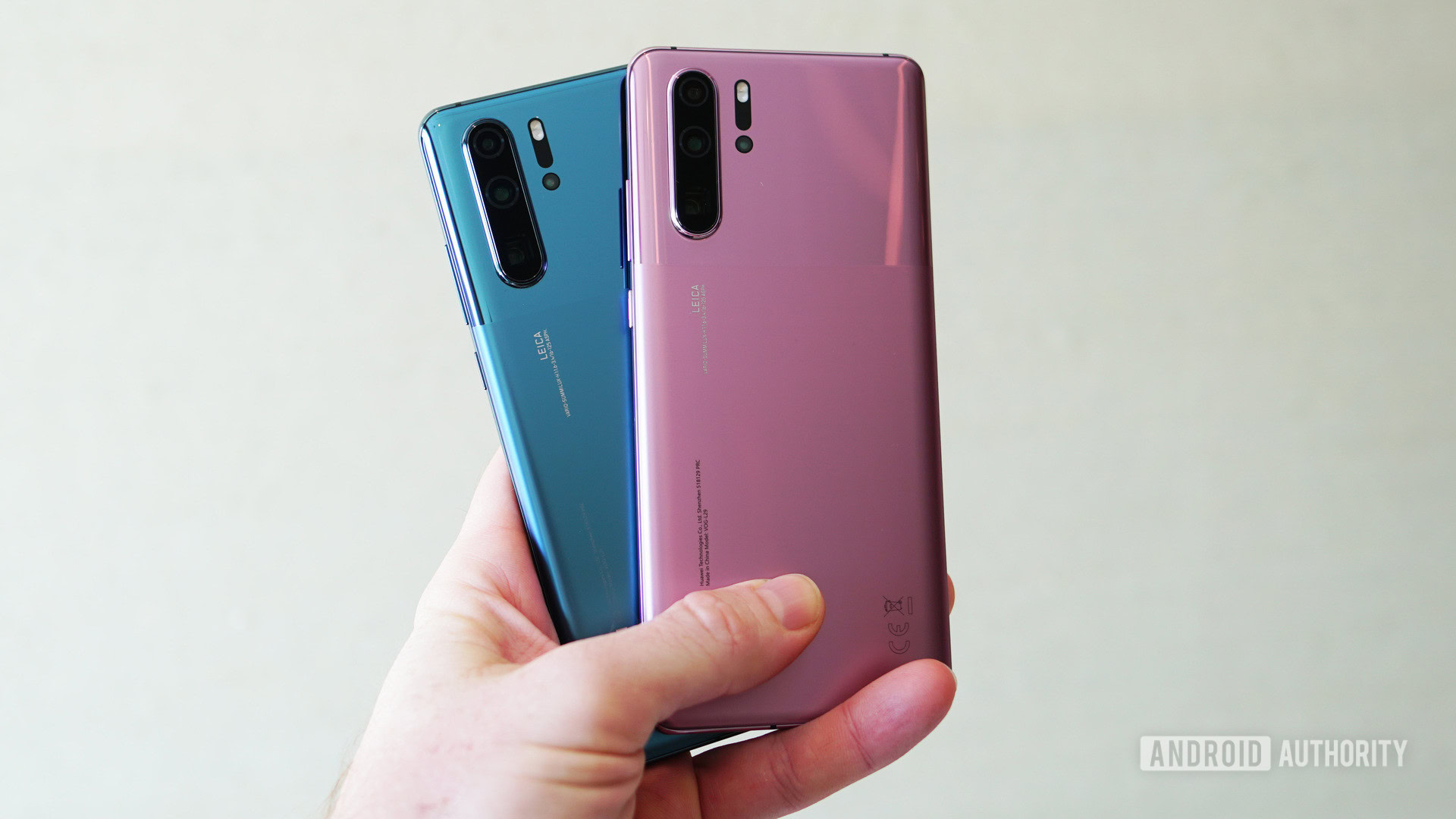 HUAWEI P30 Pro in misty blue misty lavender in hand