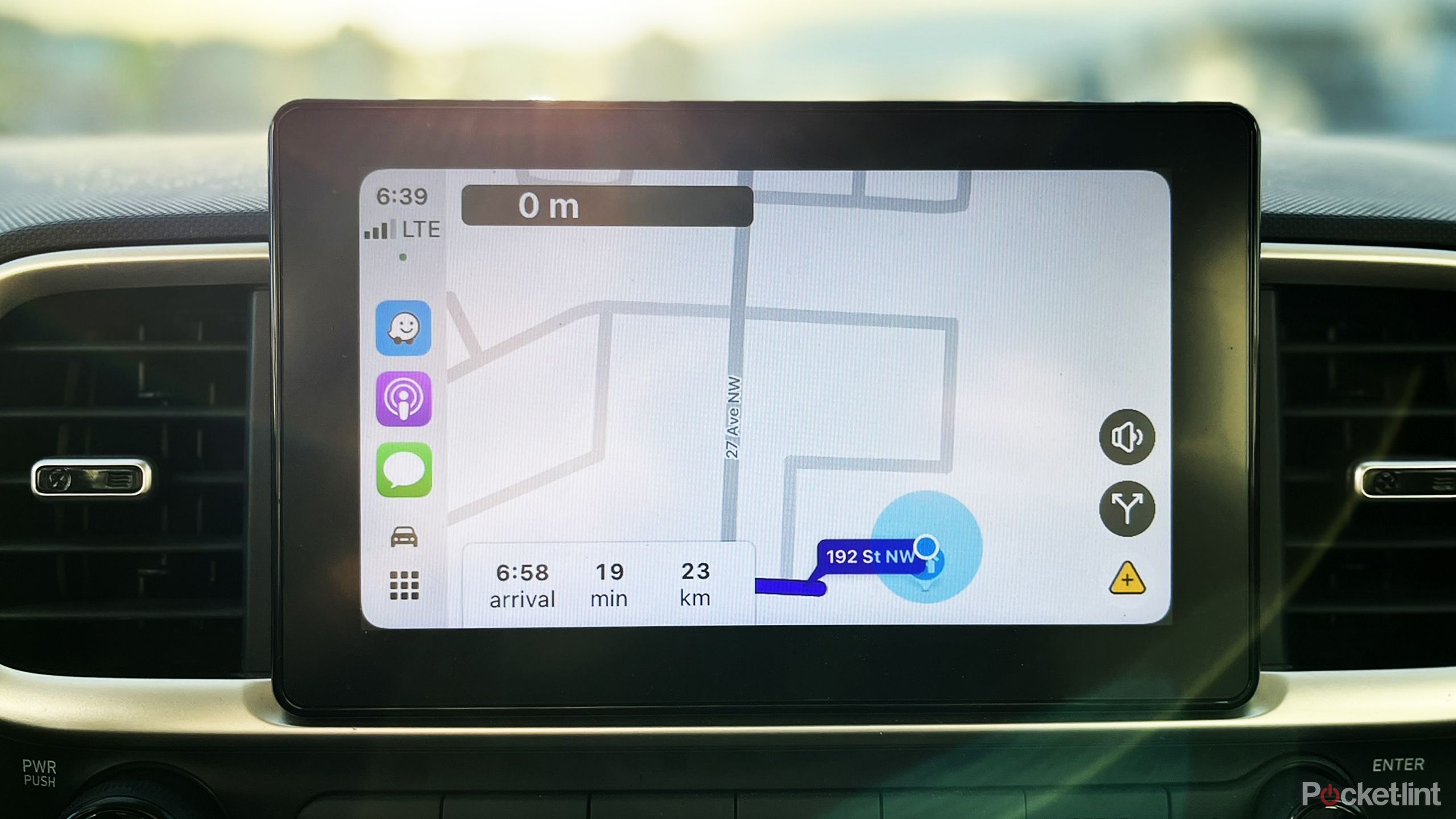 Waze running on Apple CarPlay in iOS 18.