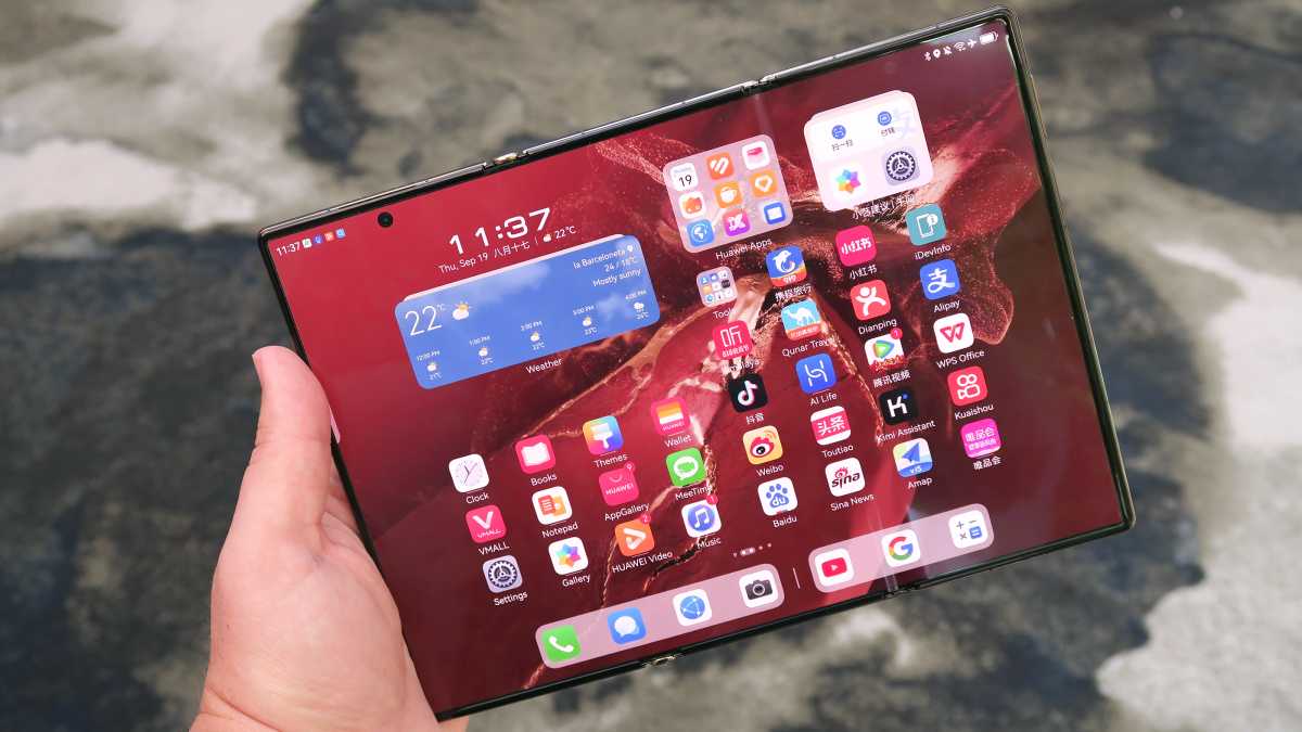 Huawei Mate XT hands on tablet handheld