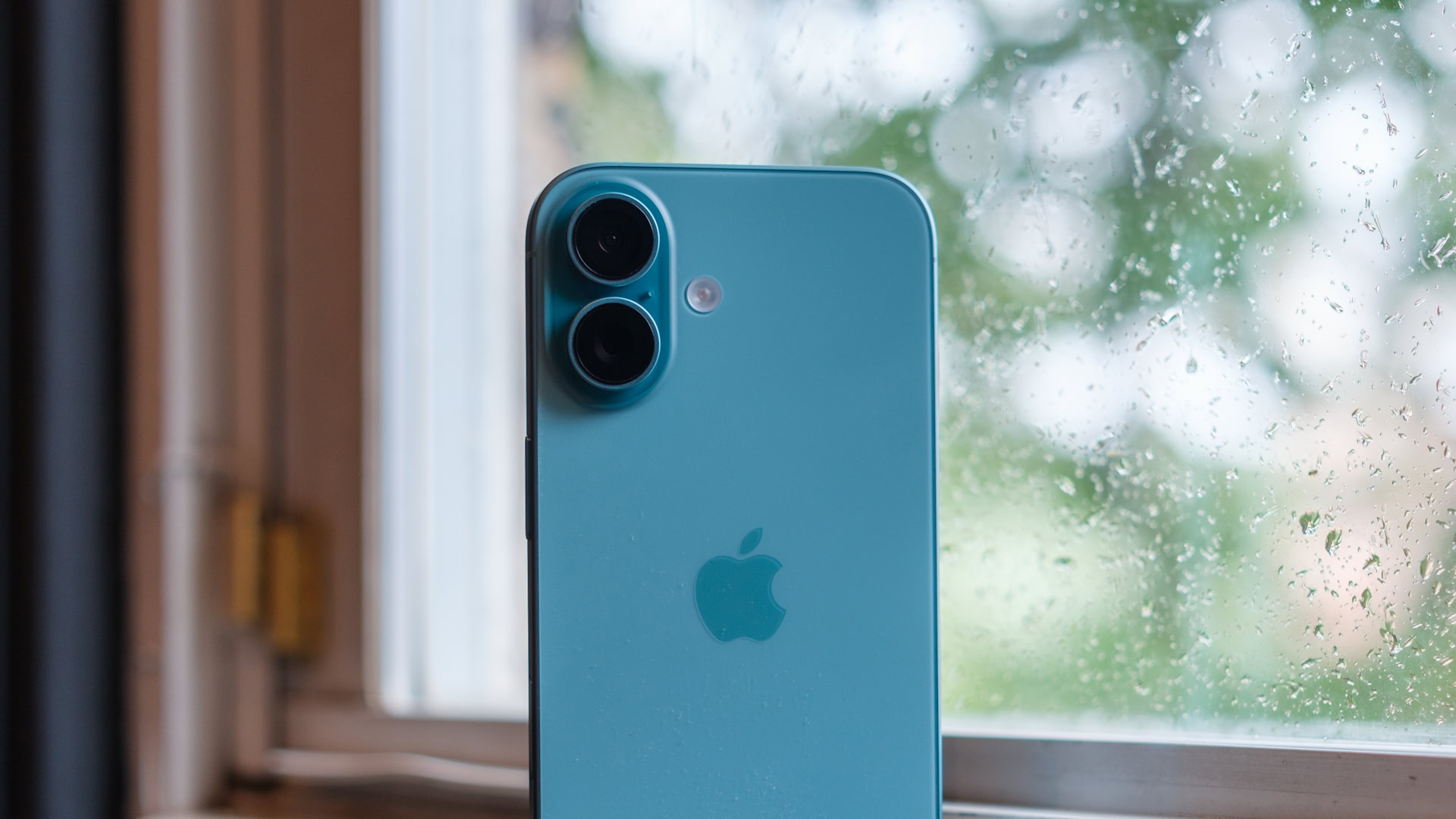 Apple iPhone 16 cameras close