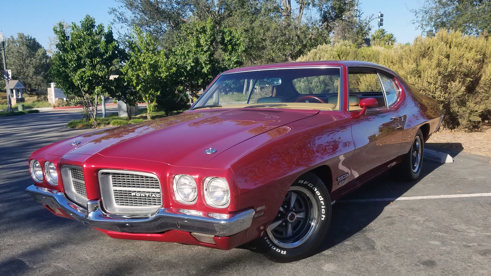 3/4 front view of 1971 Pontiac Lemans GT-37