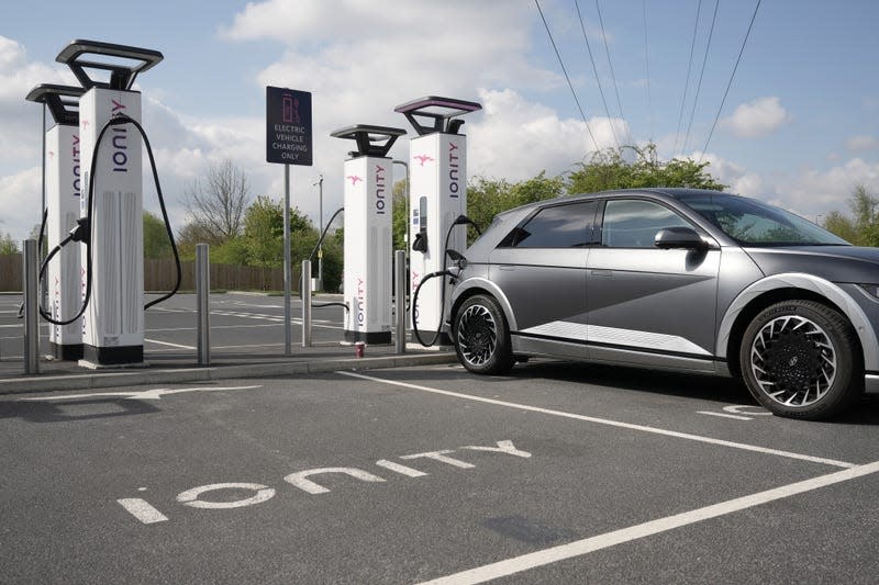 A Hyundai Ioniq charges on April 26, 2022, in Leeds, England. - Photo: Christopher Furlong (Getty Images)