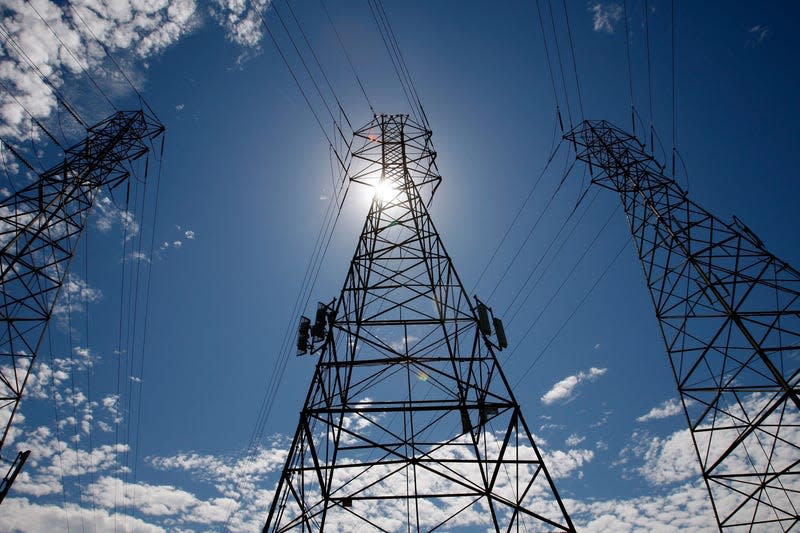 The sun shines over towers carrying electrical lines on August 30, 2007, in South San Francisco, California. - Photo: Justin Sullivan (Getty Images)