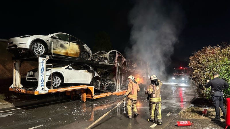 Six Teslas burned on a trailer after one of them caught on fire due to unknown reasons in Istanbul, Turkiye, on October 06, 2023. - Photo: Muhammed Gencebay Gur/Anadolu Agency (Getty Images)