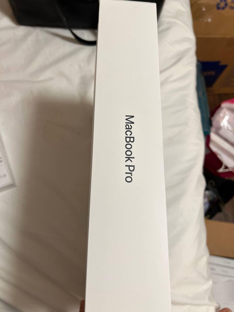 Images of the leaked MacBook Pro box