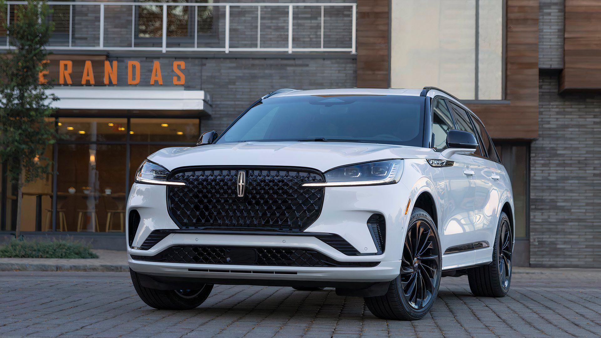 Front 3/4 view of a 2025 Lincoln Aviator