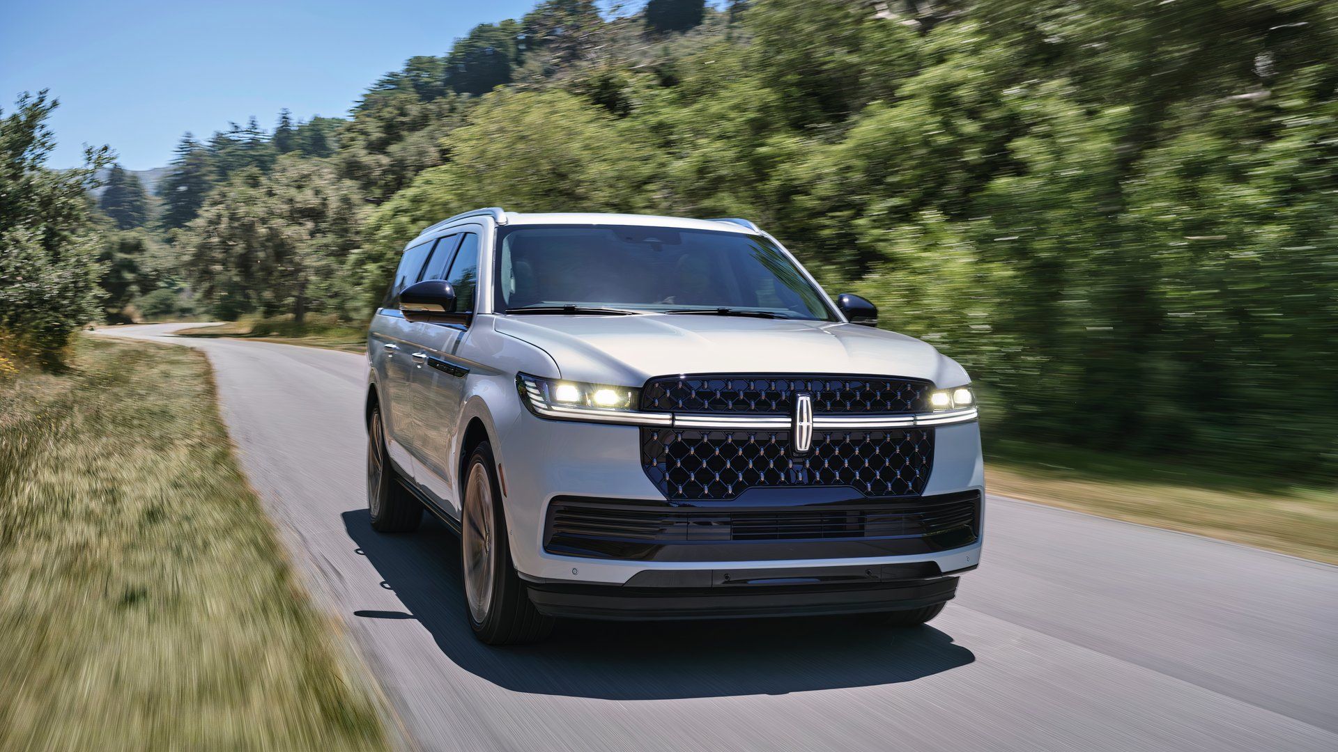 2025 Lincoln Navigator L front featured