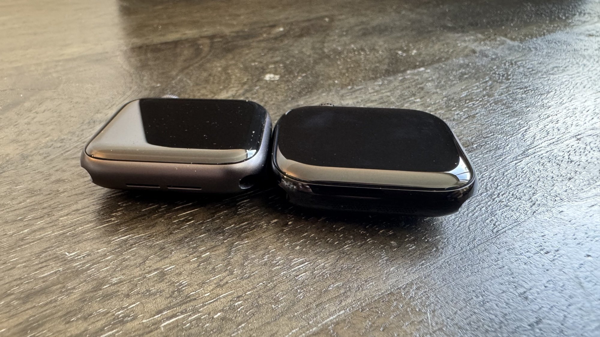 Apple Watch SE (left) next to Apple Watch Series 10 (right)