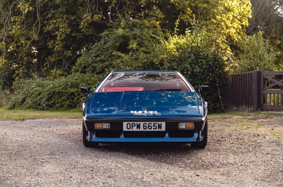 Front of car. CHELMSFORD, UK: AN EXTREMELY rare opportunity to own the most sought after Lotus Esprit model, with only 53K miles on the clock, has been revealed- you just need ¿135K. Pictures show the unmistakably 80¿s designed car with features including pop-up headlights, metallic blue paint emboldened with red and silver ¿go faster¿ stripes […]