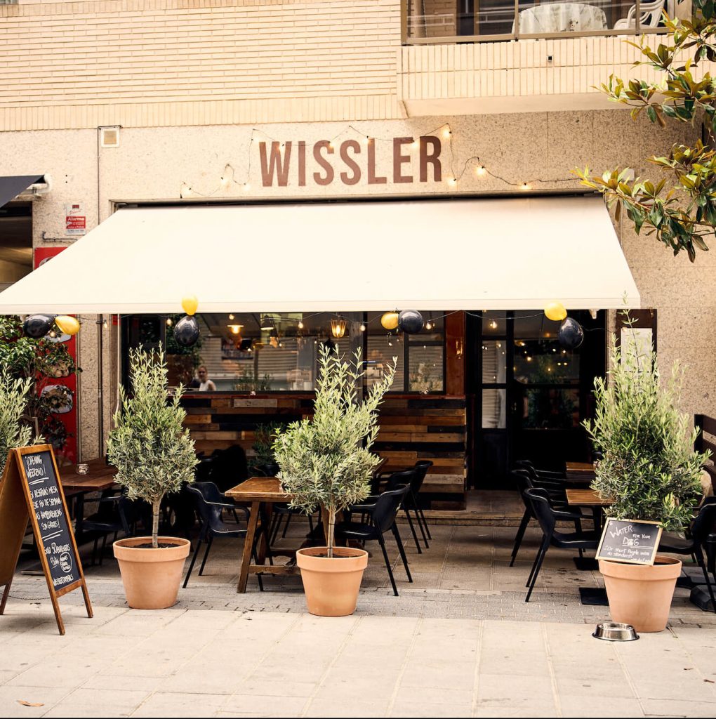 The beautiful facade of WISSLER // Bar & Burgers in Cambrils