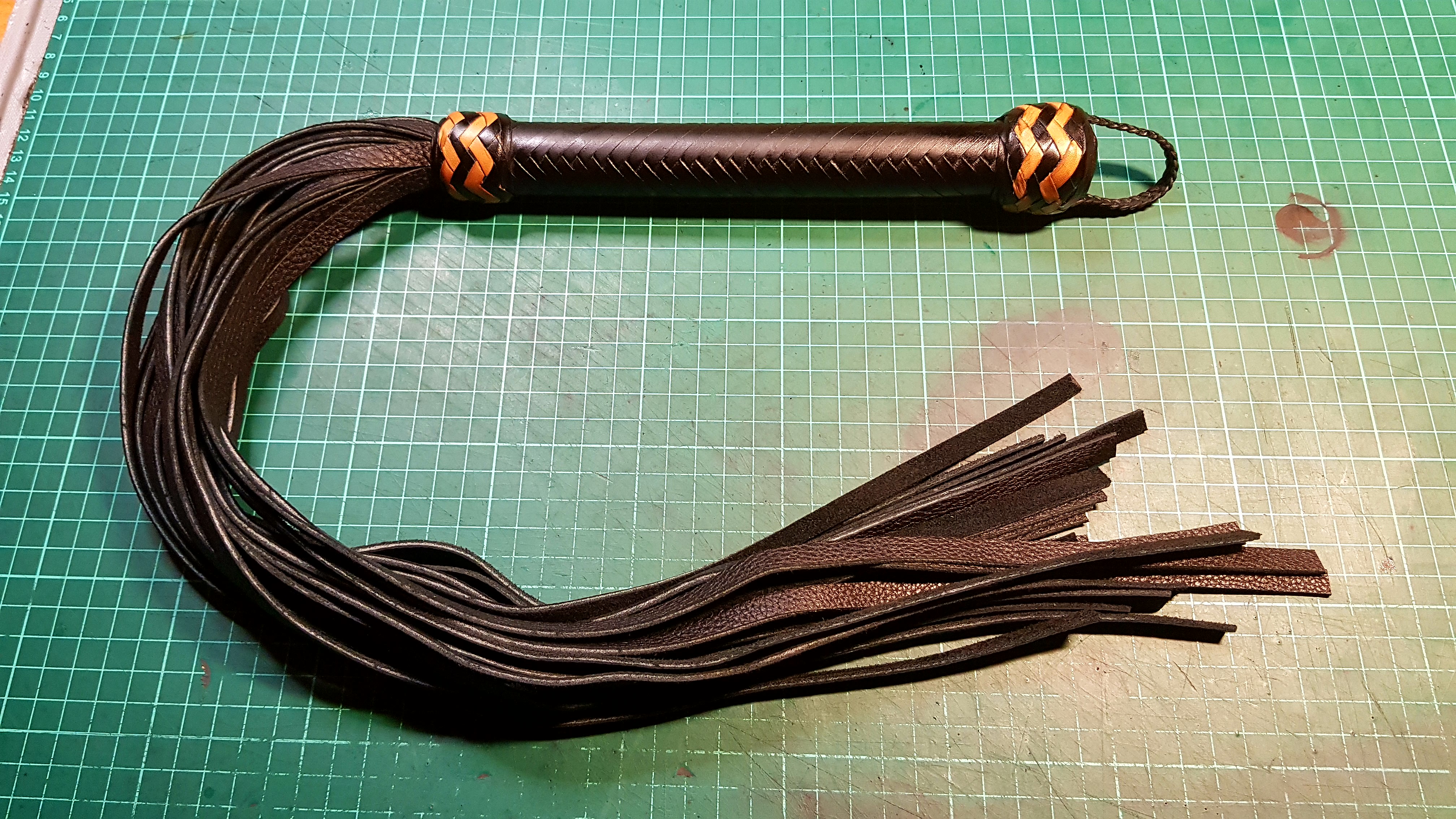 Black Flogger Natural accents