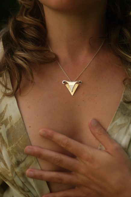 HER BEING – womb halsband labradorit/granat