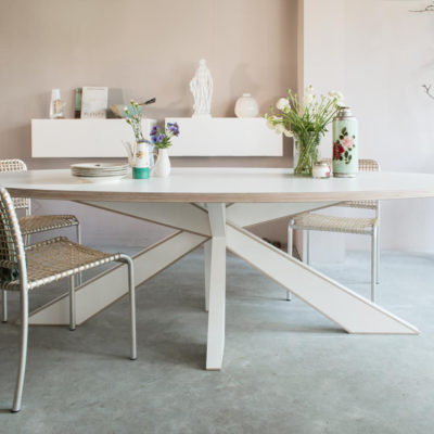 ovale-witte-eettafel-met-kruispoot-sfeer-kamer-Longlegs-CC-Arp-design