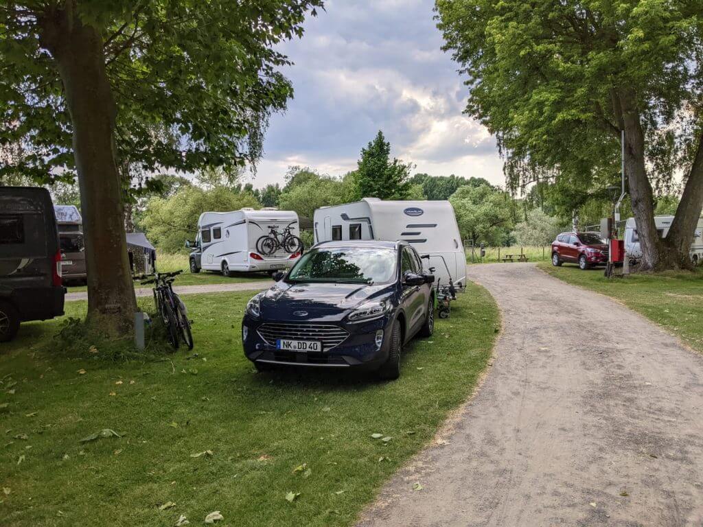 Wohnwagen am PKW angekoppelt lassen, bietet schnelles Aufstellen des Wohnwagens