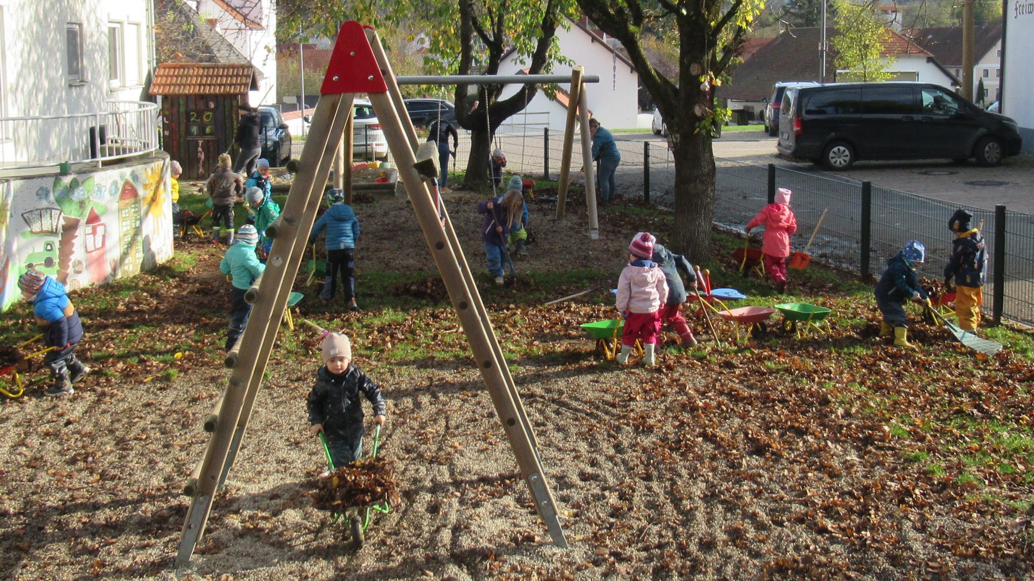 Die Kinder des Kindergarten St. Andreas in Oberlauterbach feiern ihr