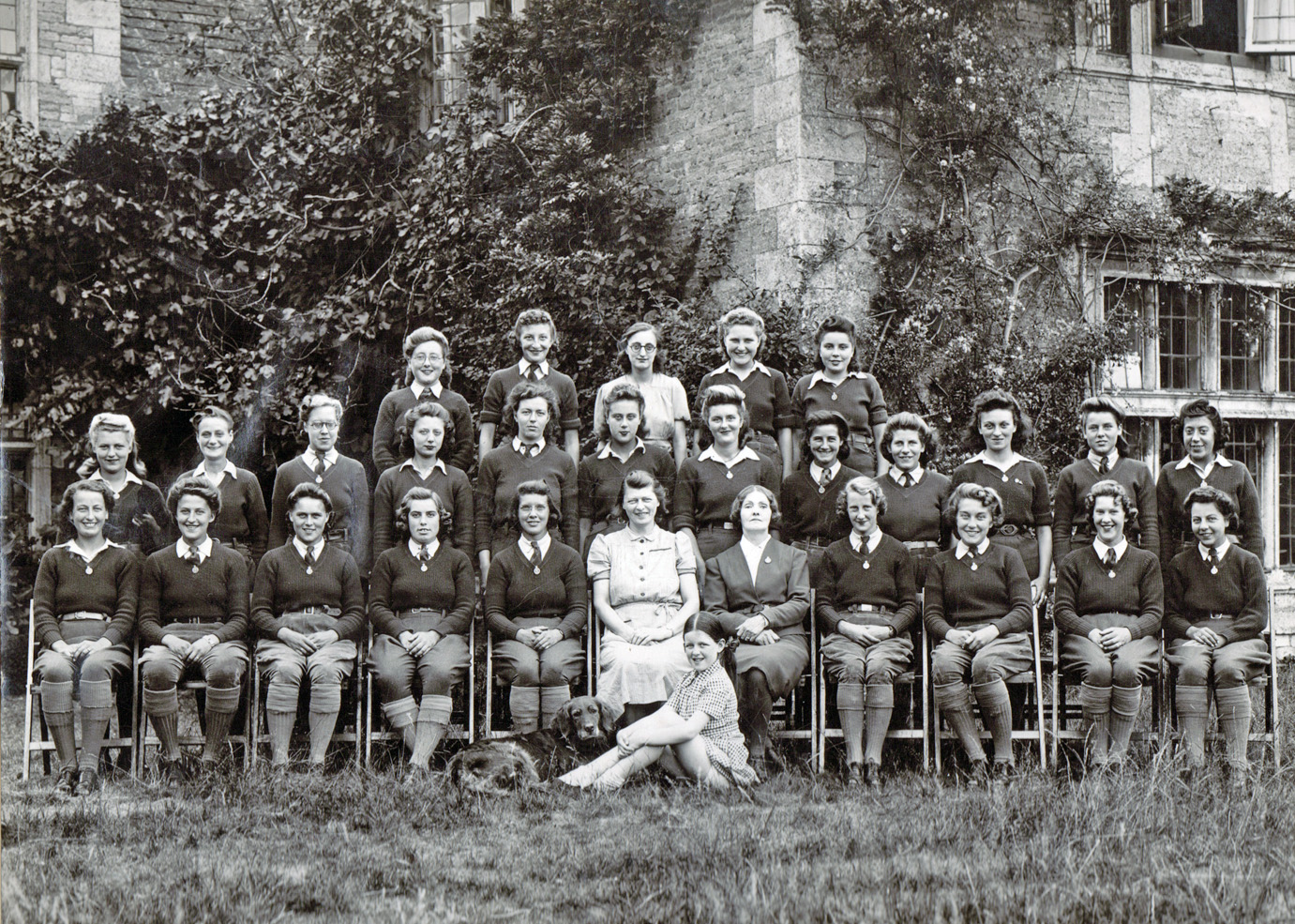 WW2 Photo Land Girls at Burton Latimer Hall, Northamptonshire, 1944
