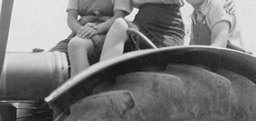 Land Girls who worked at The Knowles, Kent