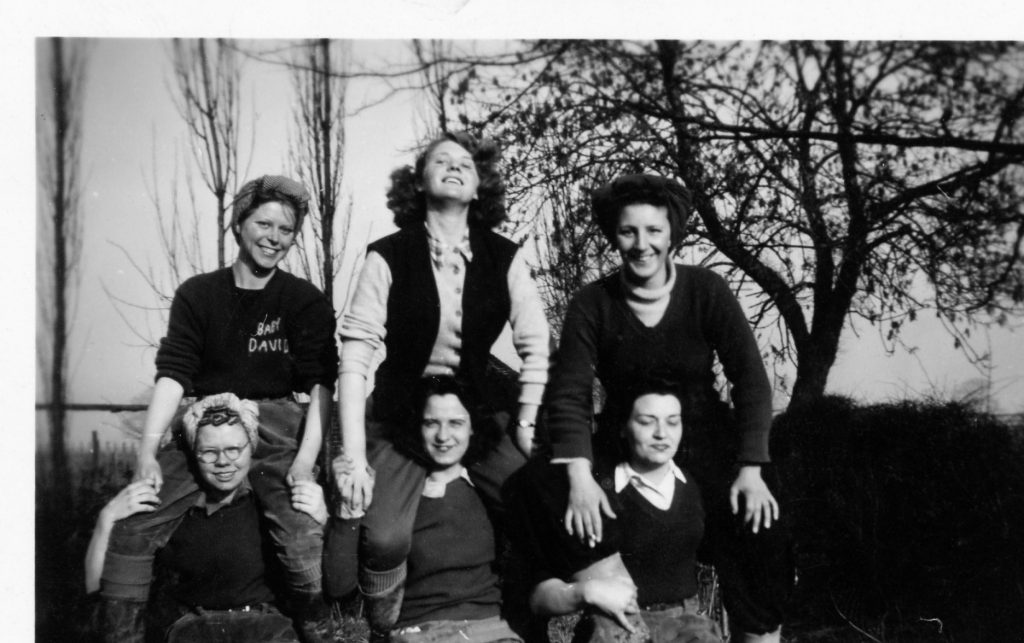 6 Land Girls including Violet Budd, Joan Clingham, Doris (Cockney), Florrie, ? and Kay