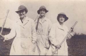 Dorothy Williams with fellow Land Girls.