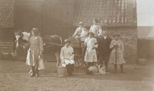 WW1-Land-Girls-on-farm