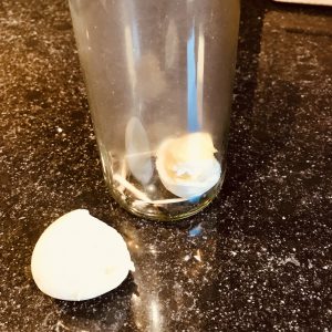 Can you pull an egg into a bottle by using matches? A fun DIY experiment to do with your kids!

Hoe kan je met lucifers een ei in een fles trekken? Een eenvoudig en leuk doe-het-zelf experiment om samen met je kinderen te doen!