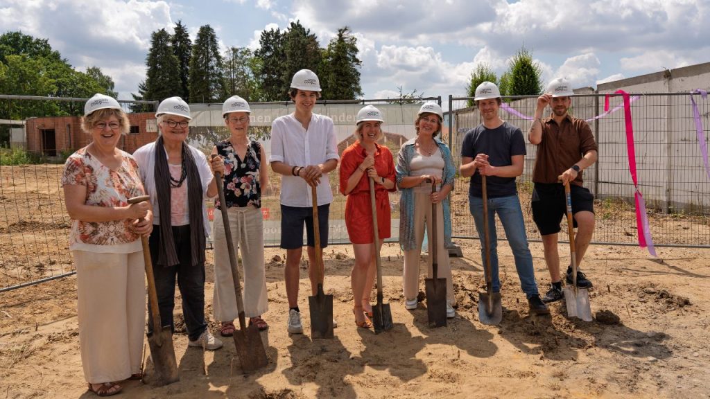 Cohousing Moos°Herk in Hasselt, Sint-Lambrechts-Herk. Feest van de eerste spadesteek 2025 met Dries Martens, Tine Jans, Anne Verdoodt, Lukas Vanelderen, Zjef Van Acker, en andere