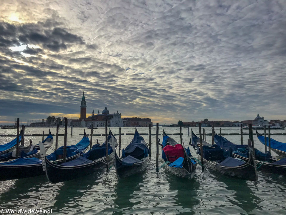 Venedig_Venezia-35b_Gondeln mit Blick auf Nachbarinsel