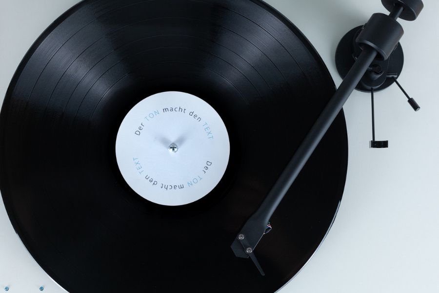 Vinyl mit Aufschrift der Ton macht den Text