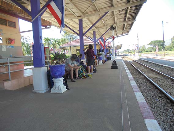 Wachten op den trein naar River Kwai