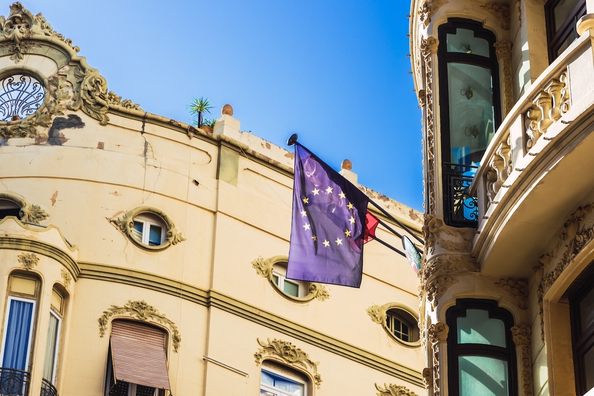 ambasciata internazionale con esposta bandiera dell'unione europea