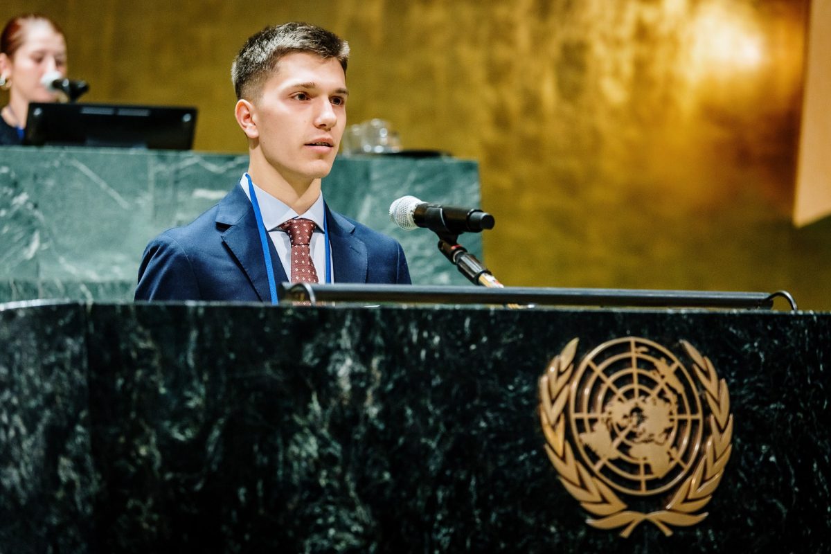 studente durante un intervento presso la sede delle nazioni unite ONU a New York