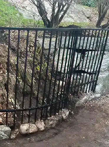 Svart svängt staket i stål