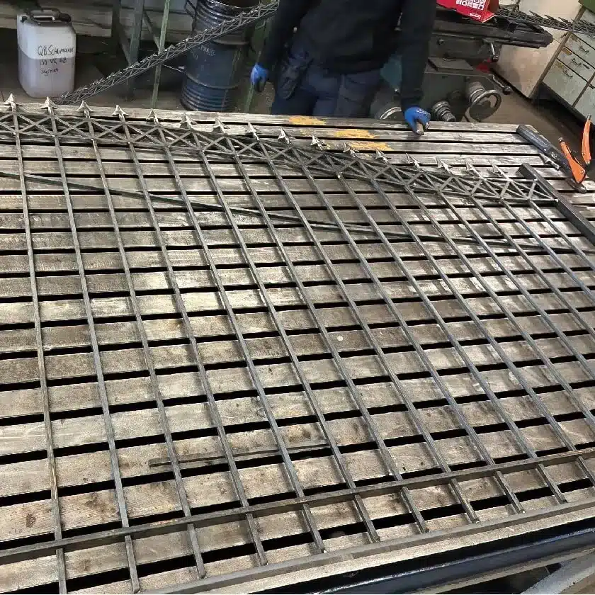 Smidesgrind under tillverkning