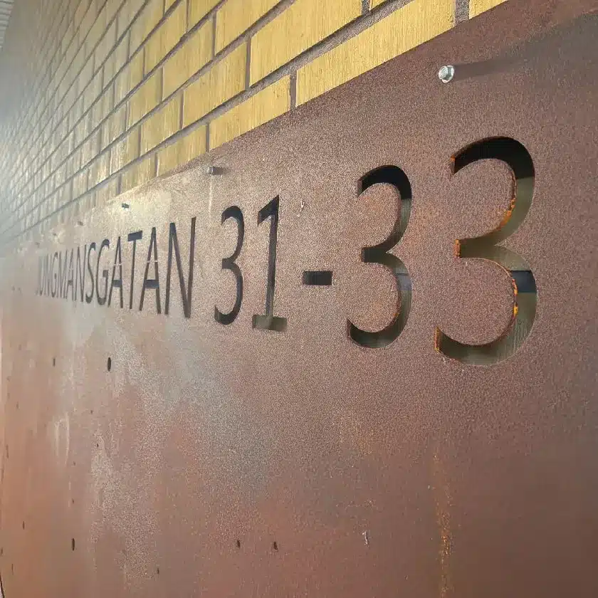 Laserskuren cortenplåt med siffror och text