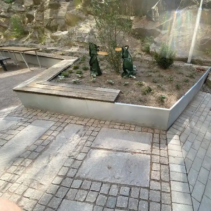 Varmförzinkad planteringslåda med träbänk