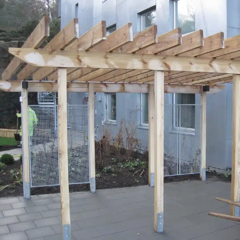 Pergola i trä på vid uteplats