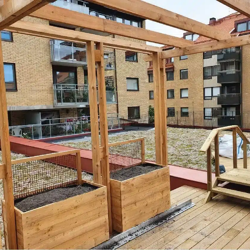 Planteringslådor och pergola på takterass