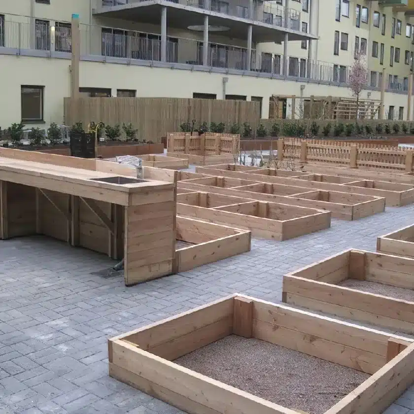 Planteringslådor och utekök på innergård