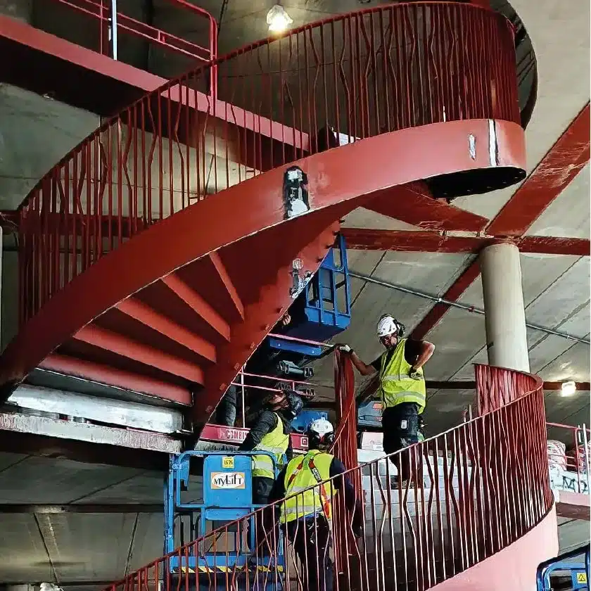 Stor svängd trappa under montage Karlastaden